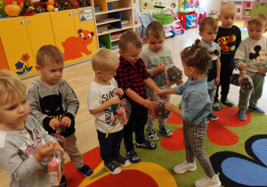 Dziewczynka wręcza chłopcu prezent