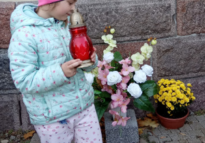 Krzyż upamiętniający biały marsz mieszkańców parafii Lubochnia w dniu śmierci Jana Pawła II