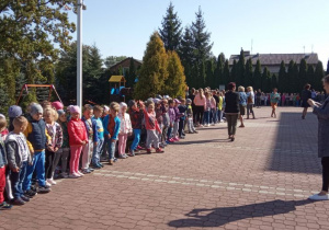 Dzieci podczas próbnej ewakuacji na dziedzińcu szkoły