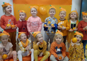 Dzień pomarańczowy- dzieci z grupy Motylki