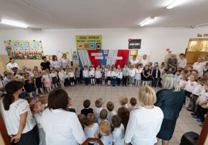 Przedszkolaki podczas spiewania hymnu