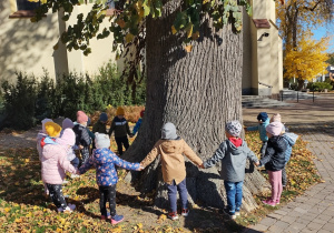Dzieci bawią się pod drzewem