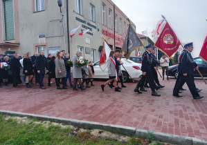 Przemarsz delegacji ze sztandarami i wiązankami pod pomnik.