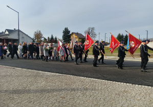 Złożenie kwiatów pod pomnikiem .