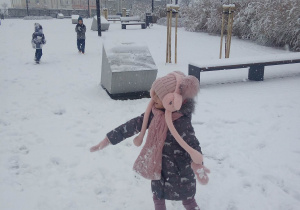 Amelka i zabawa na śniegu