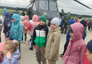 Dzieci oglądają sprzęt wojskowy