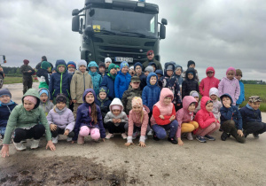 Zdjęcie grupowe dzieci z grupy Żabki i Odkrywcy