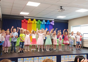 Dzieci z grupy Biedronki podczas piosenki" Lato, lato"