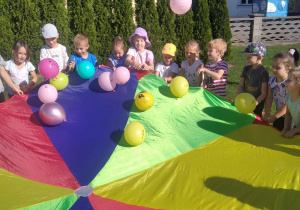 Żabki i zabawy z chustą animacyjną