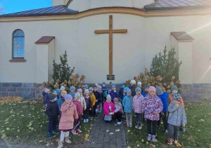 Dzieci z grupy Podróżnicy i Odkrywcy pod miejscem upamiętniającym Św. Jana Pawła II