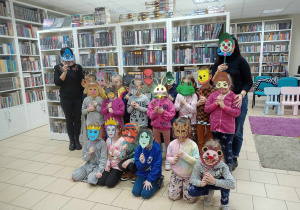 Dzieci z grupy Żabki w maskach bajkowych postaci
