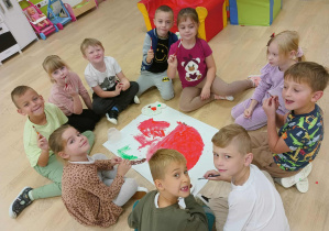 Wspólna praca dzieci z grupy Żabki