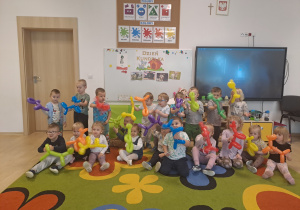 Dzieci z grupy Misie z balonowymi pieskami
