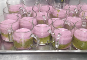 Podwieczorek w poniedziałek. Zdrowy, zielono -fioletowy pudding.