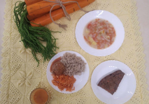 Marchewkowa zupa, kotlecik z kaszą i surówką z marchewki, ciasto marchewkowe i marchewkowy sok.
